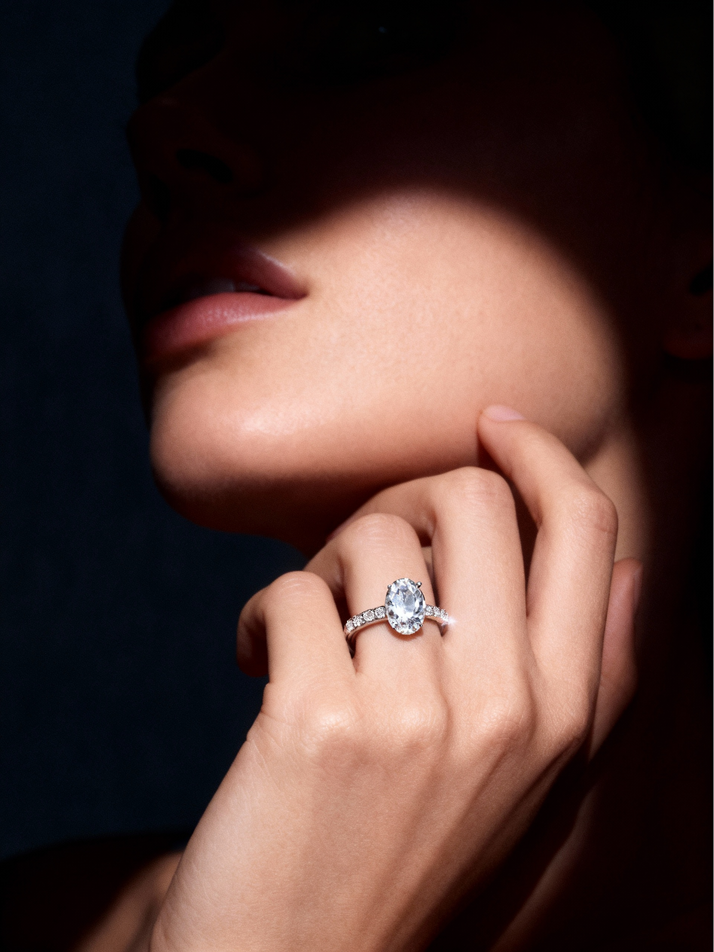 2 Carat, D-E Colour, VVS-VS Clarity, Excellent Cut, Oval Cut Sidestone Ring