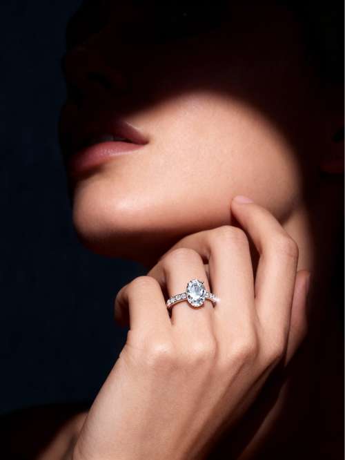 2 Carat, D-E Colour, VVS-VS Clarity, Excellent Cut, Oval Cut Sidestone Ring